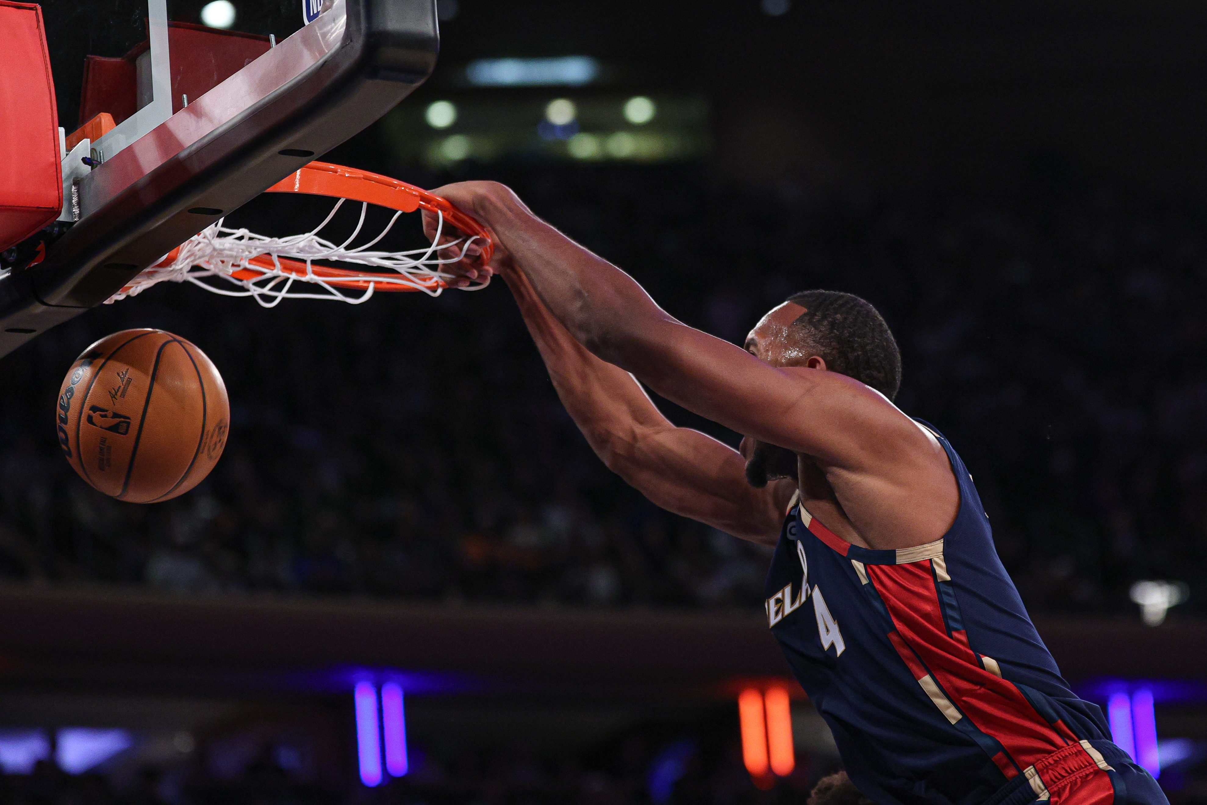 开云体育网址-不进还有我！莫布里跟进双手扭腰暴力补扣